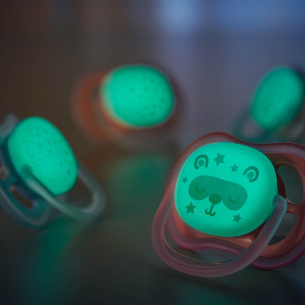 Sucettes Philips Avent Ultra Air Night lumineuses dans le noir.