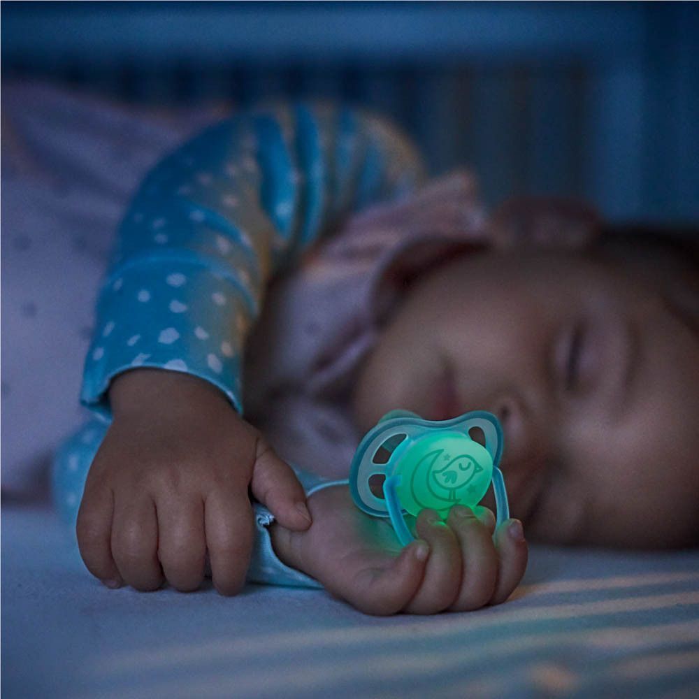 Baby slaapt met een oplichtende Philips Avent fopspeen.