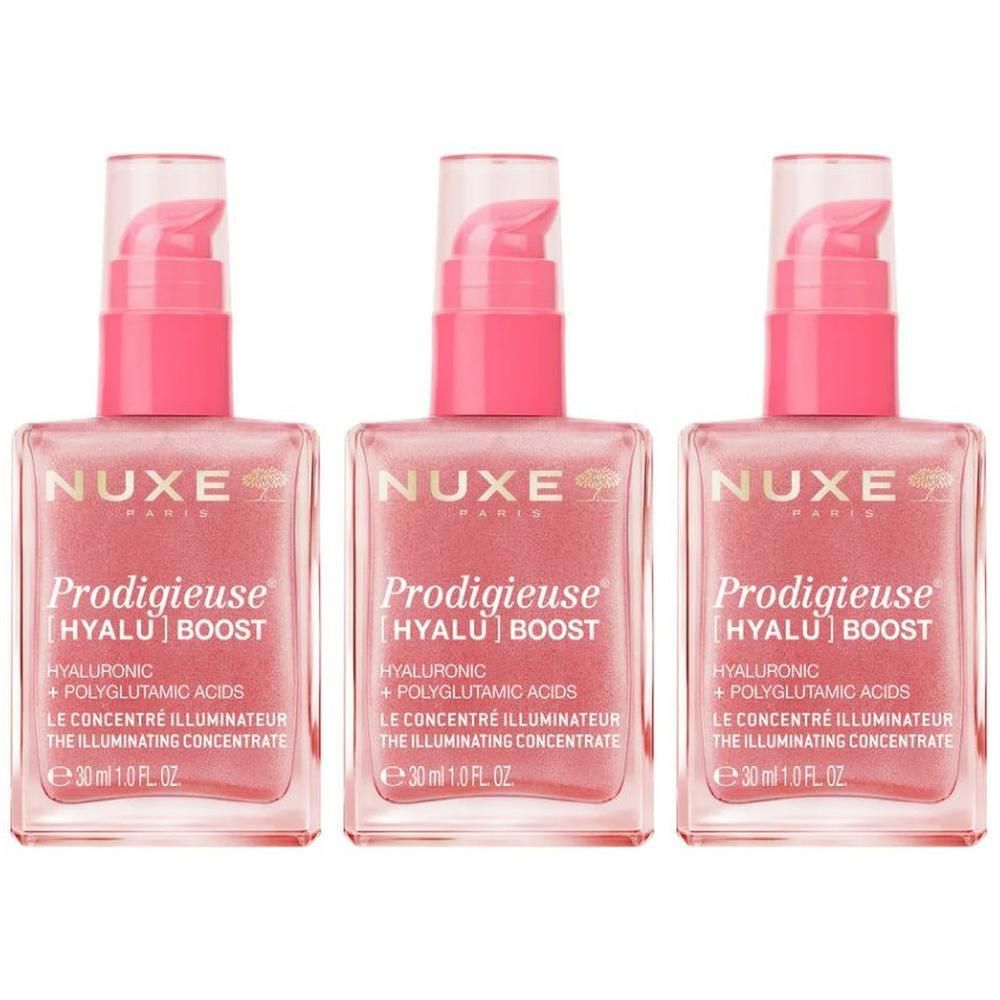 Drie Nuxe Prodigieuse Hyalu Boost Illuminating Concentrate flessen met roze pompen.