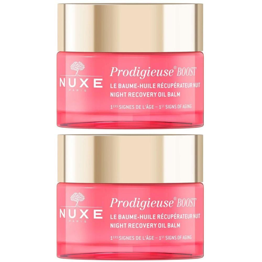 Twee Nuxe Prodigieuse Boost nacht herstel olie balsem potten met gouden deksels en roze containers.