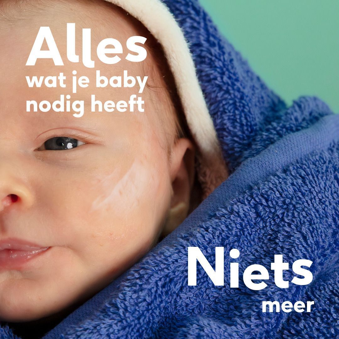 Babyvoetjes en -beentjes die in de lucht bewegen, tegen een lichtgroene achtergrond.