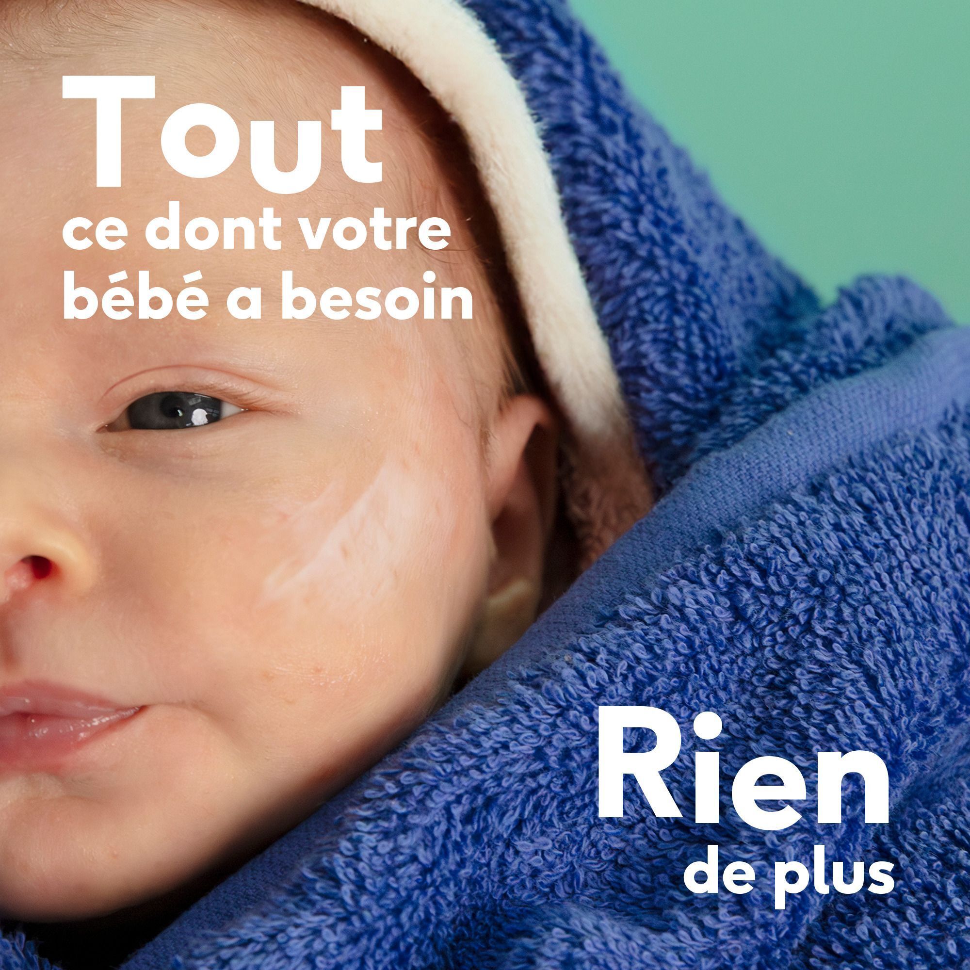 Visage d'un bébé enveloppé dans une serviette bleue. Texte : Tout ce dont votre bébé a besoin.