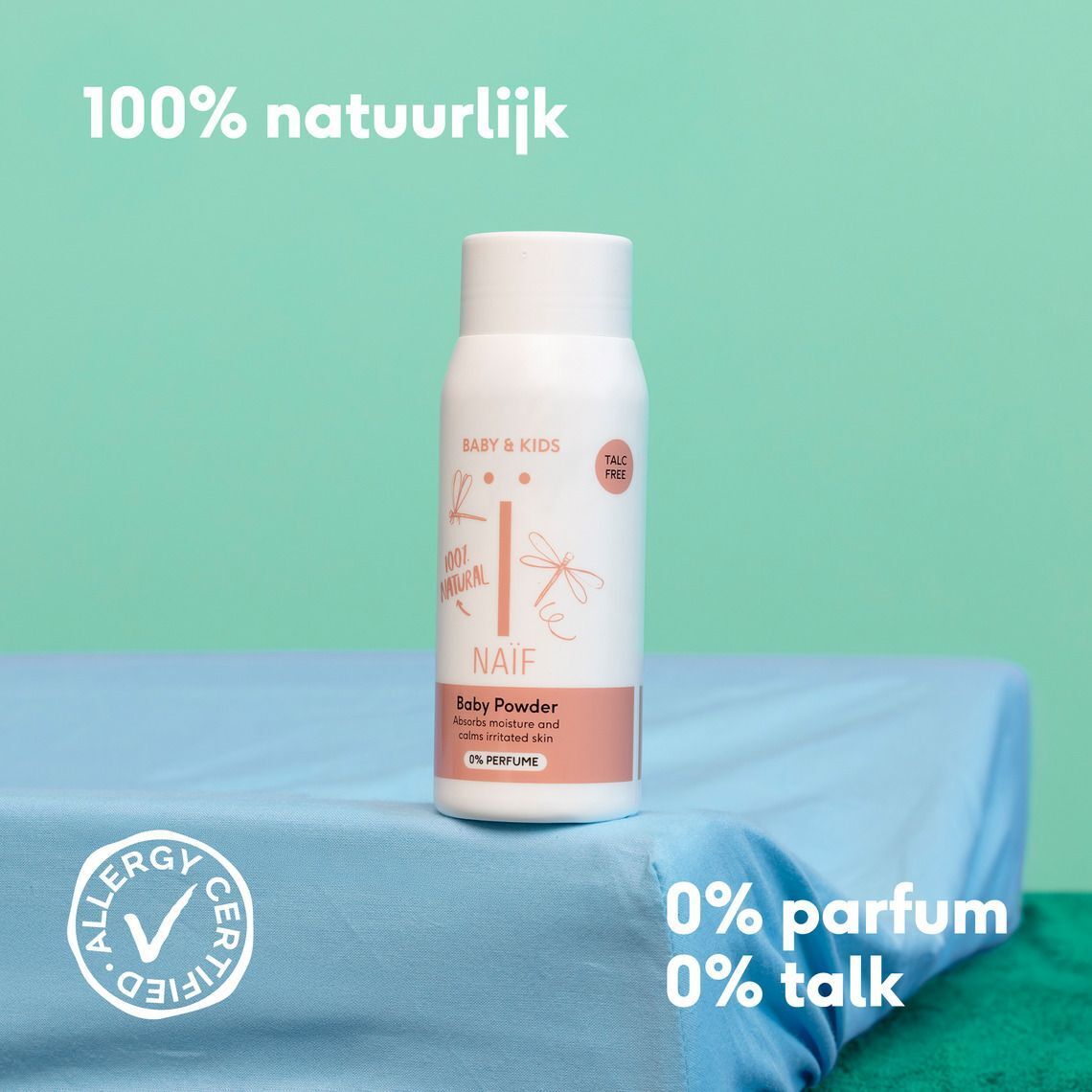 Fles Naïf babypoeder op een blauwe doek, met keurmerken en tekst.