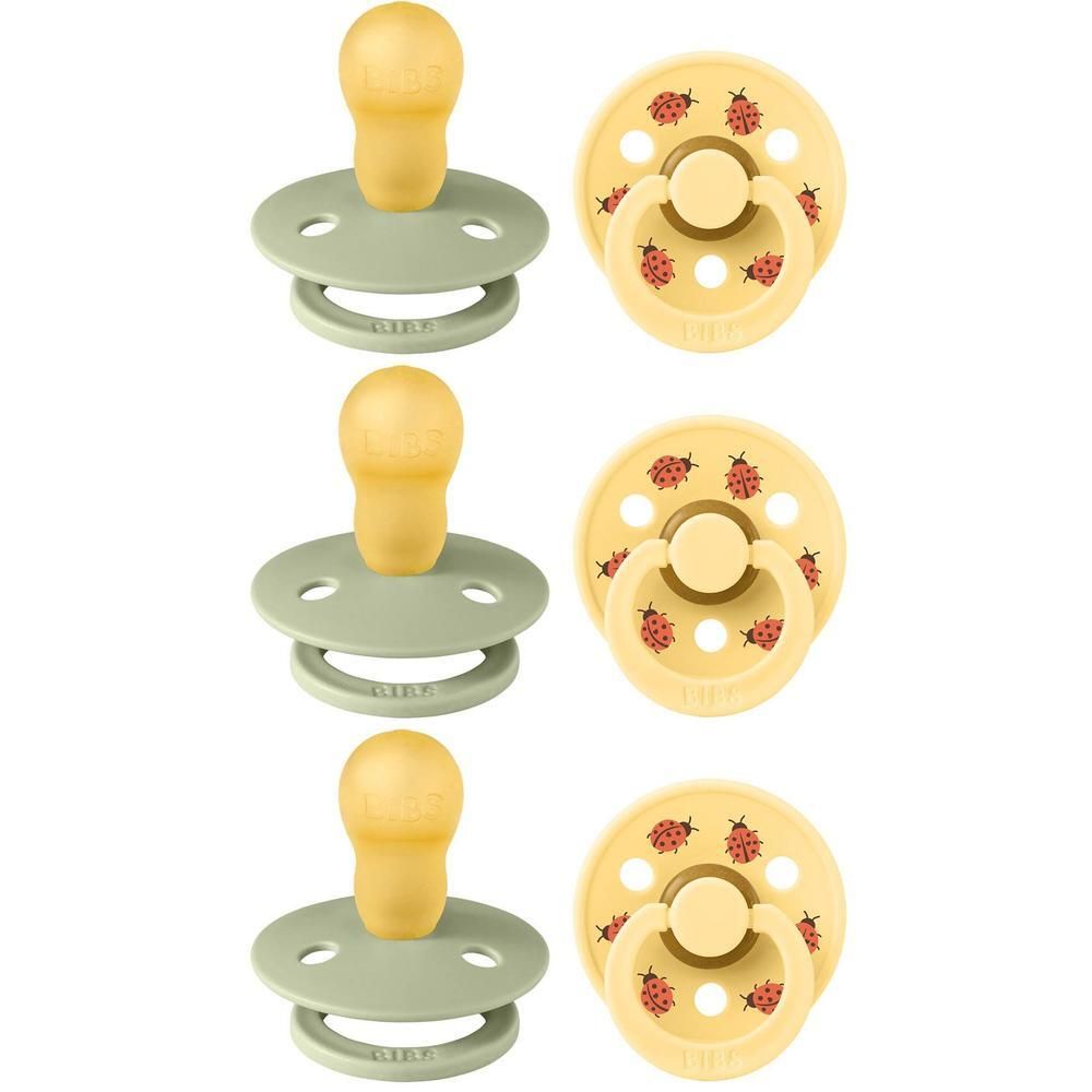 Trois sucettes vert sauge et trois sucettes à motif coccinelle sur fond jaune.