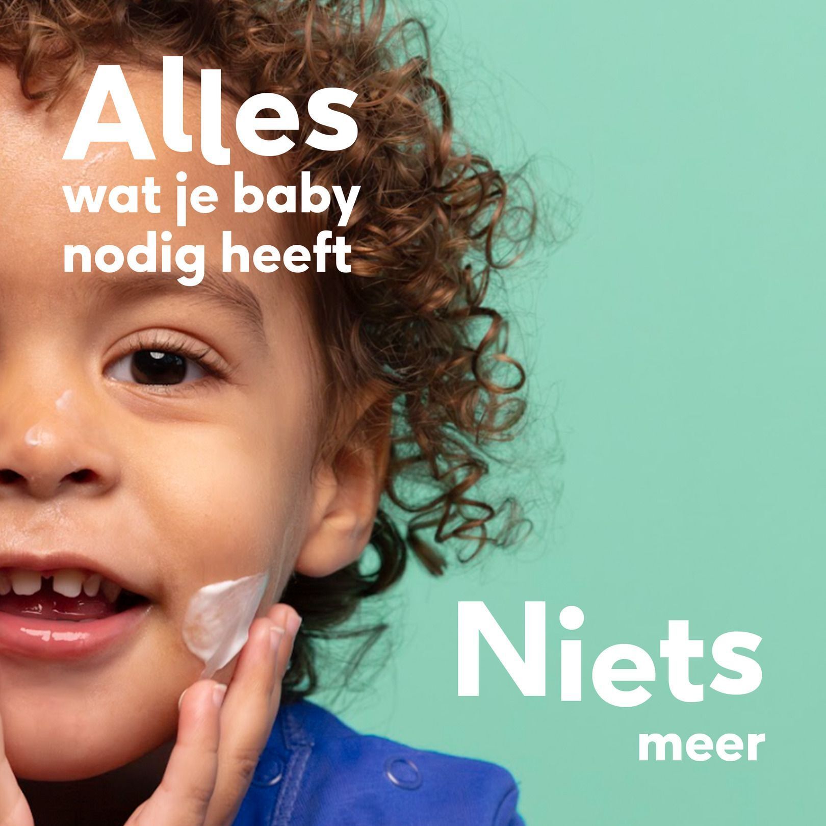 Een kind zit, Naïf Body Lotion tube ligt naast zijn been.