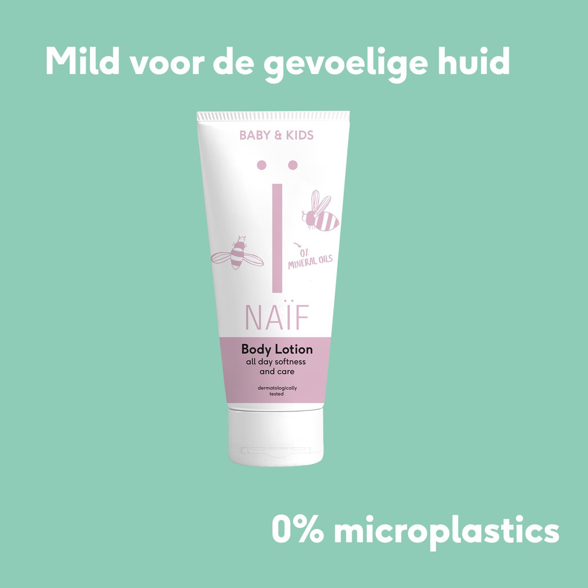 Een Naïf Body Lotion tube met de tekst '0% microplastics'.