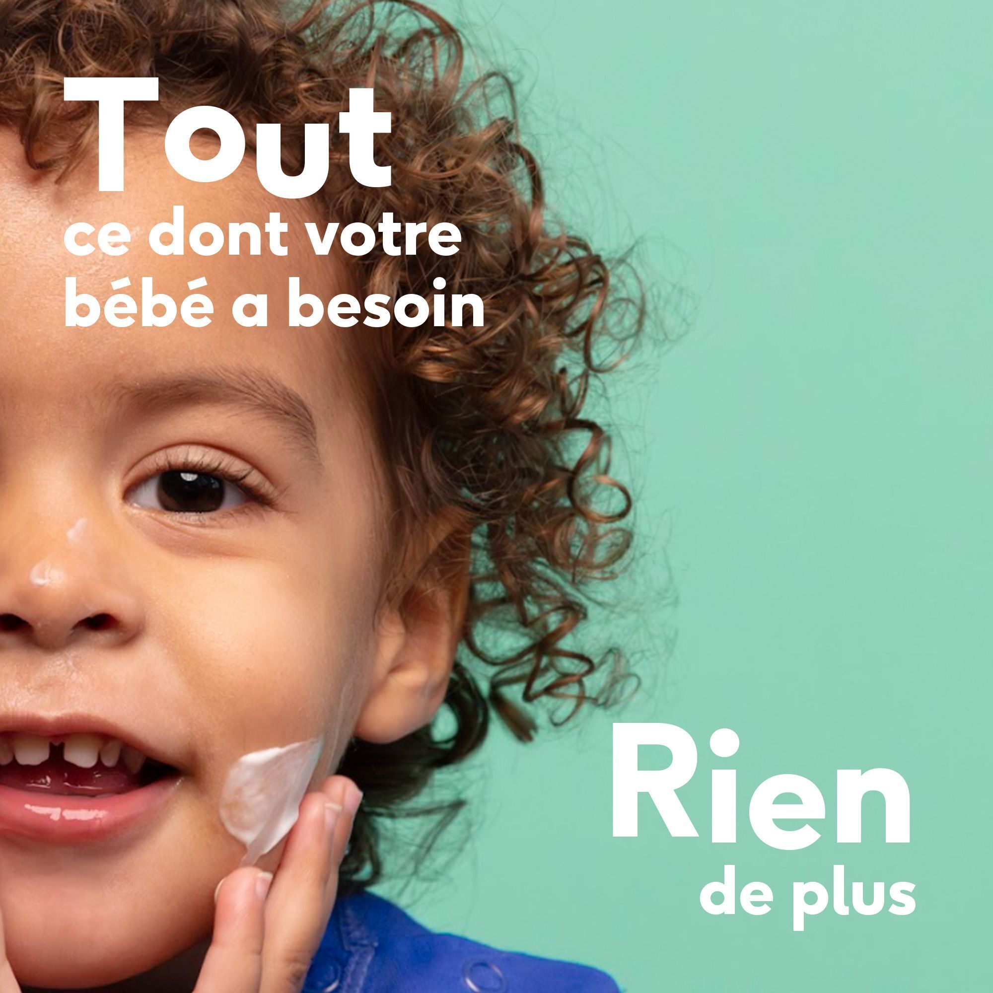 Un bébé souriant avec de la lotion sur la joue, texte : Tout ce dont votre bébé a besoin.