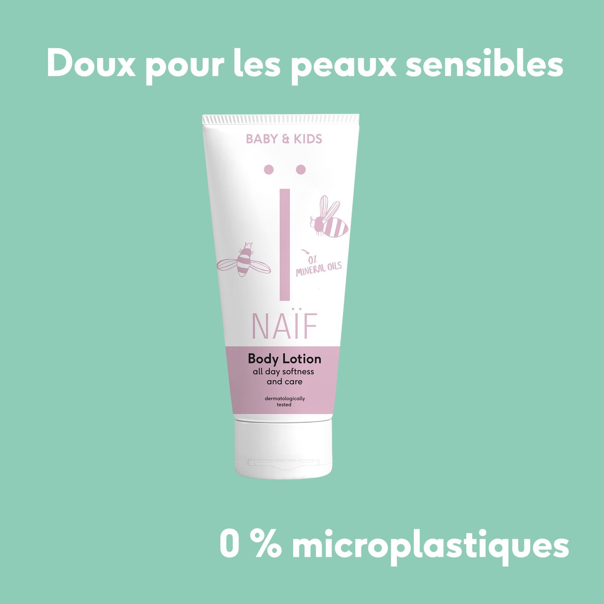 Un tube de lotion corporelle Naïf, texte : Doux pour les peaux sensibles, 0% microplastiques.
