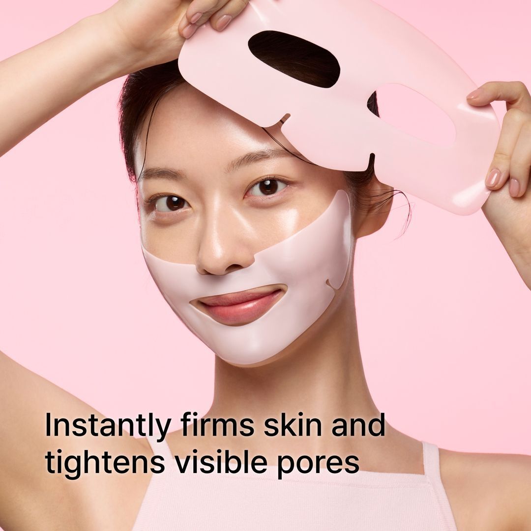 Une femme applique un masque Dr. Jart+ Cryo Rubber™ raffermissant la peau.