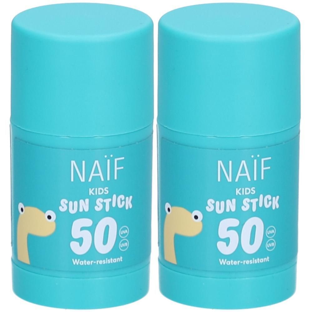 Twee Naïf Kids Sun Stick SPF50 in turquoise met dinosaurus-afbeelding. Waterbestendig.