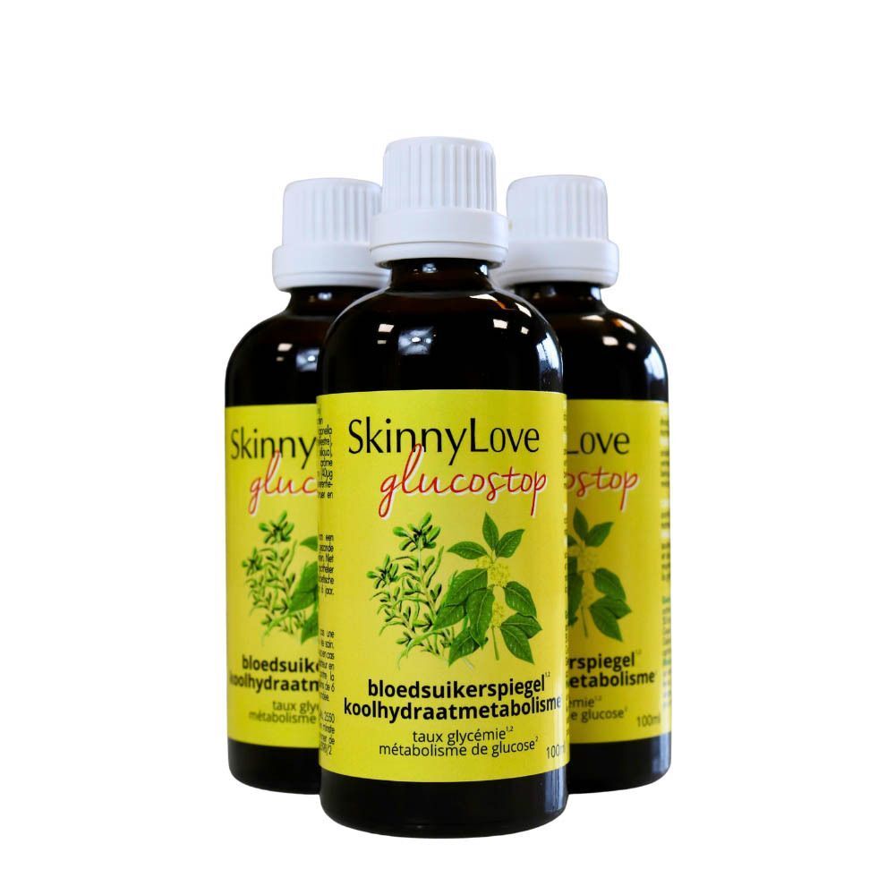 Drie bruine glazen flessen met geel etiket voor SkinnyLove Glucostop, 100ml, vanuit een licht verschoven perspectief.
