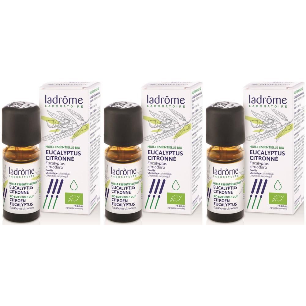 Drie flesjes Ladrôme biologische citroen-eucalyptusolie met verpakking. Bruine glazen flesjes met zwarte dop.