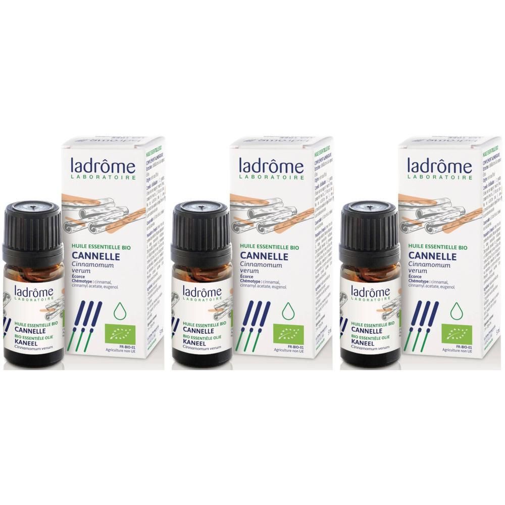 Drie flesjes biologische kaneel essentiële olie van Ladrôme met verpakking. Donkere glazen flesjes met zwarte dopjes.