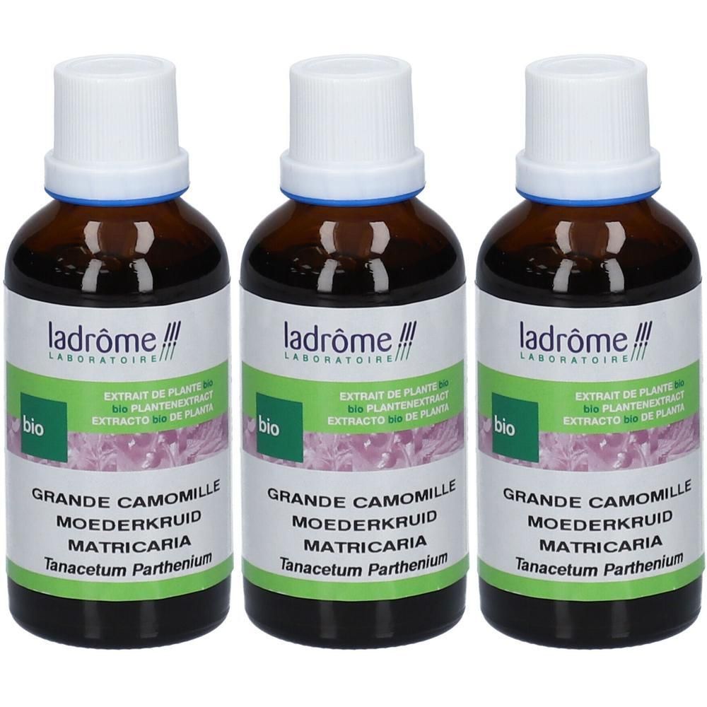 Drie flessen Ladrôme Grande Camomille Bio-extract. Bruine glazen flessen met witte doppen en etiketten.