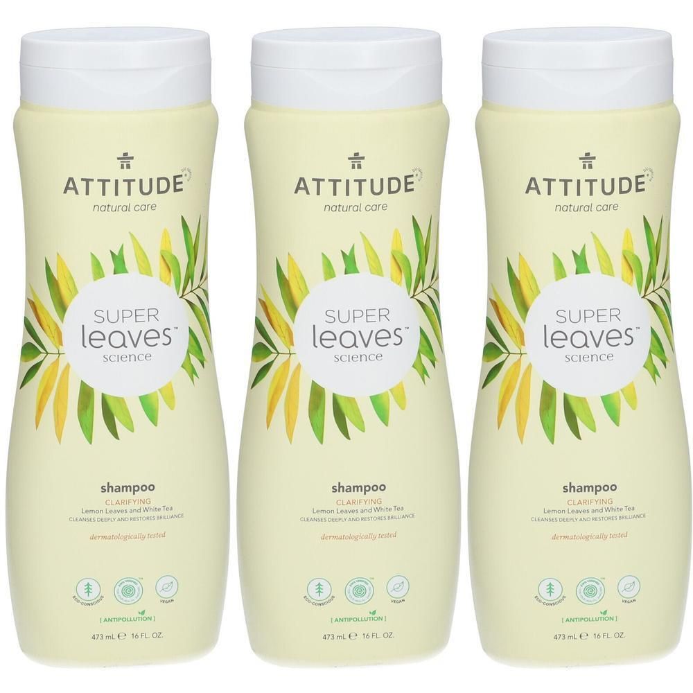 Trois bouteilles jaune pâle Attitude Super Leaves Clarifying Shampoo avec bouchons blancs et motif de feuilles.