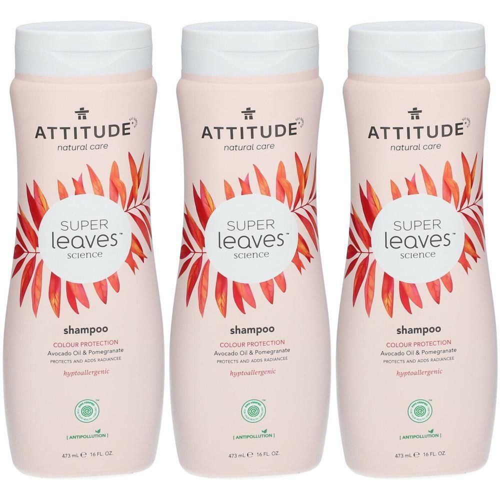 Trois bouteilles de shampooing Attitude Super Leaves pour cheveux colorés. Bouteilles roses avec motif de feuilles et bouchon blanc.