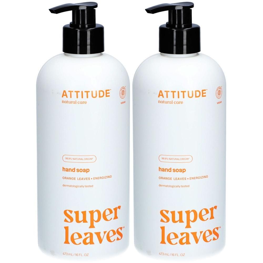 Deux flacons pompe blancs de savon pour les mains, marqués "ATTITUDE" et "super leaves".