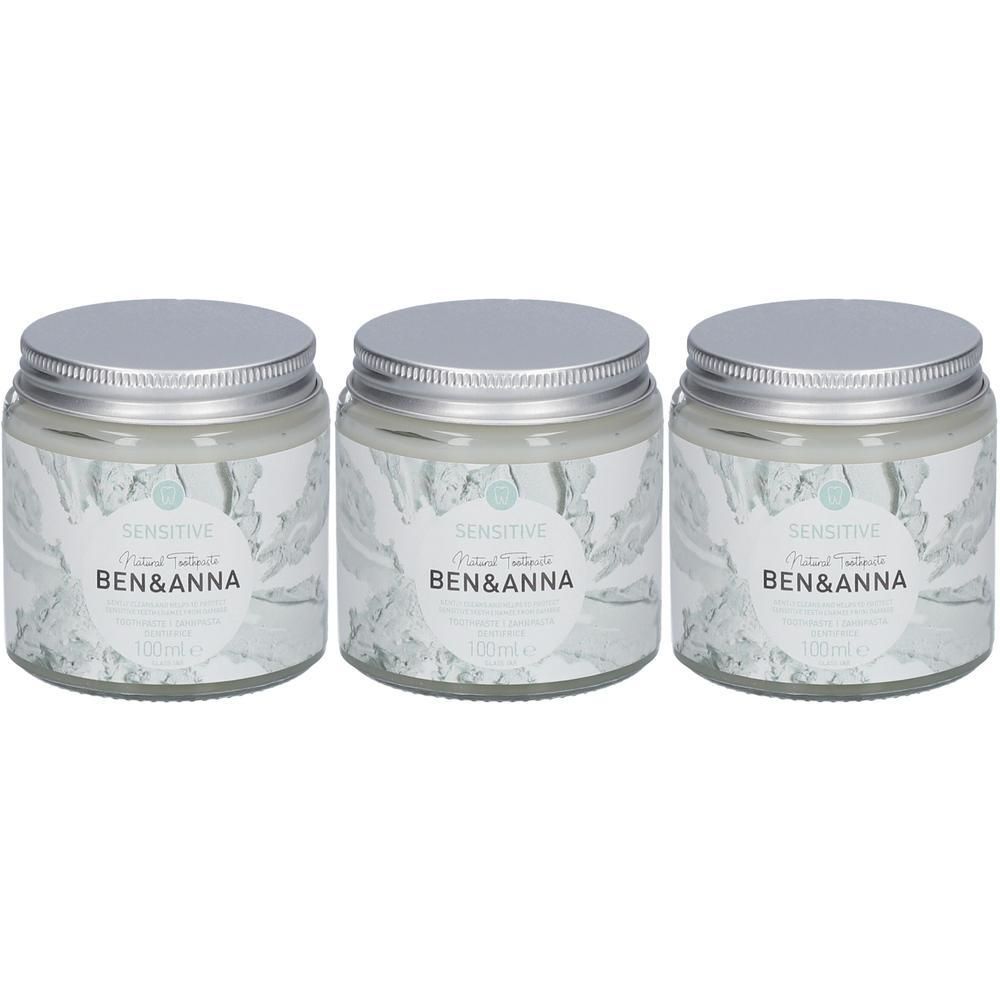 Drie Ben & Anna natuurlijke tandpastapotten met zilveren deksels en etiketten met "Sensitive Natural Toothpaste".