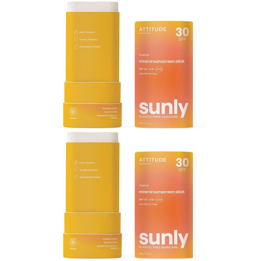 Deux bâtons de protection solaire jaunes avec capuchon blanc et emballage orange-jaune avec inscription "sunly".