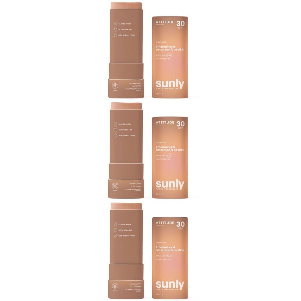 Deux bâtons solaires visage teintés ATTITUDE™ Sunly SPF30 dans un emballage brun.