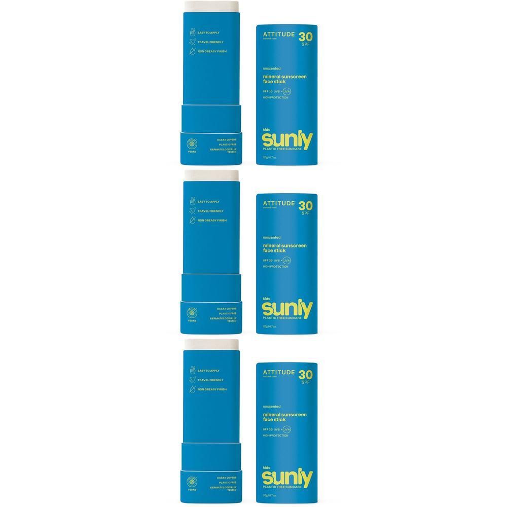 Trois bâtons de crème solaire bleus SPF 30. Un bâton est ouvert, deux sont fermés.