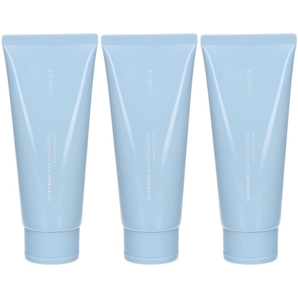 Drie lichtblauwe tubes met Lanoige Water Bank Blue Hyaluronic Cleansing Foam.