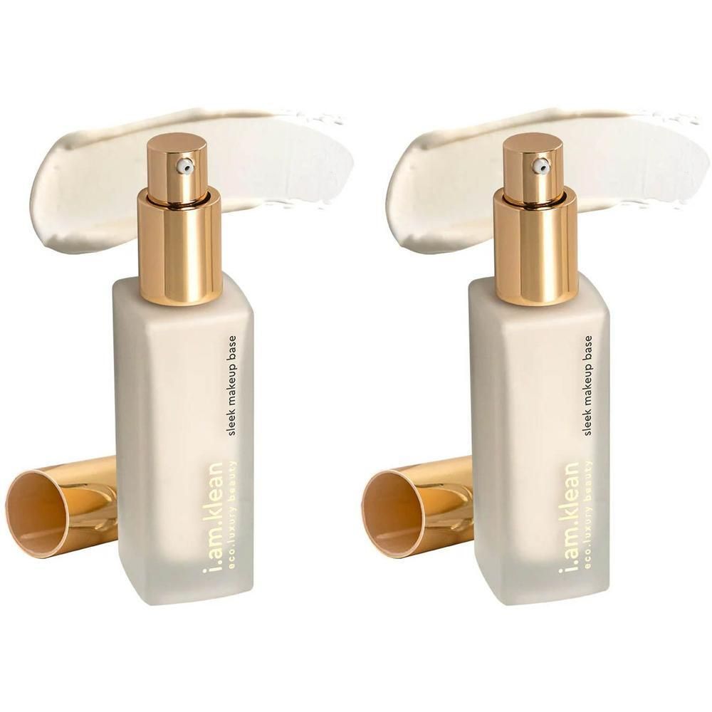 Twee flacons i.am.klean Sleek Base Primer met gouden pompkopjes en doppen. Witte productstaal ernaast.