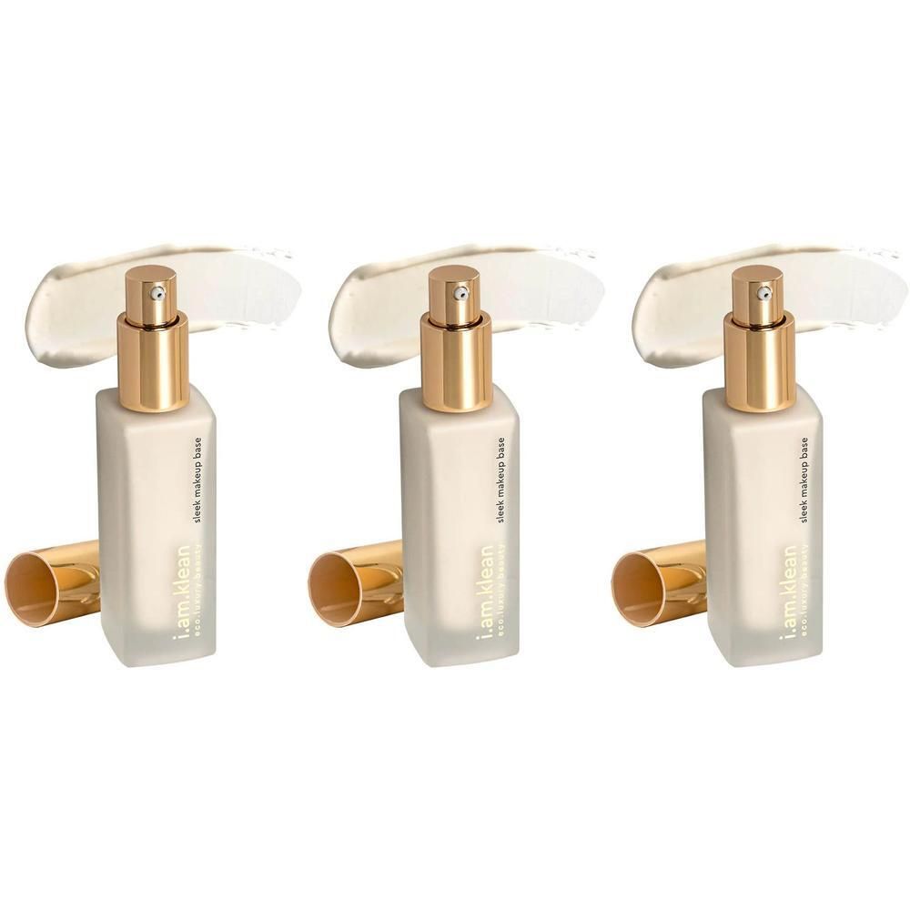 Drie matte flessen met pompdos en gouden doppen, naast een productstaal.