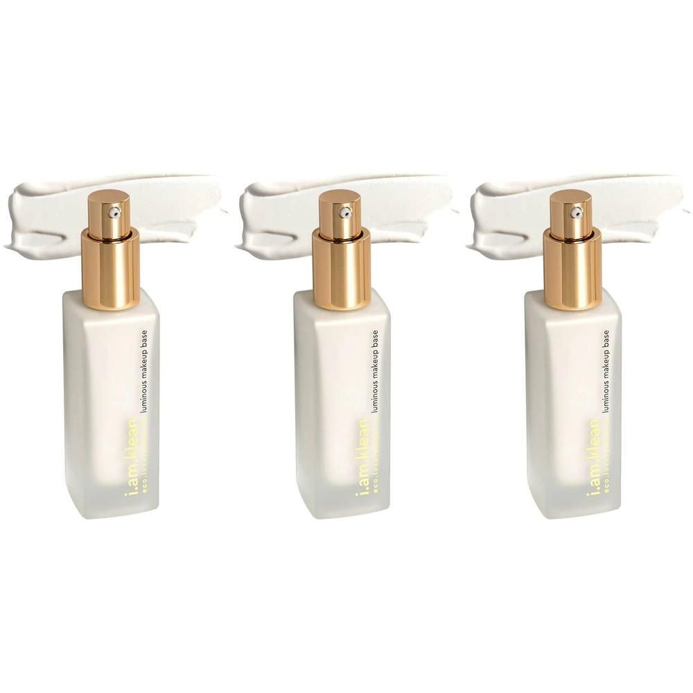 Drie witte pompflesjes met gouden doppen, naast witte productstrepen.
