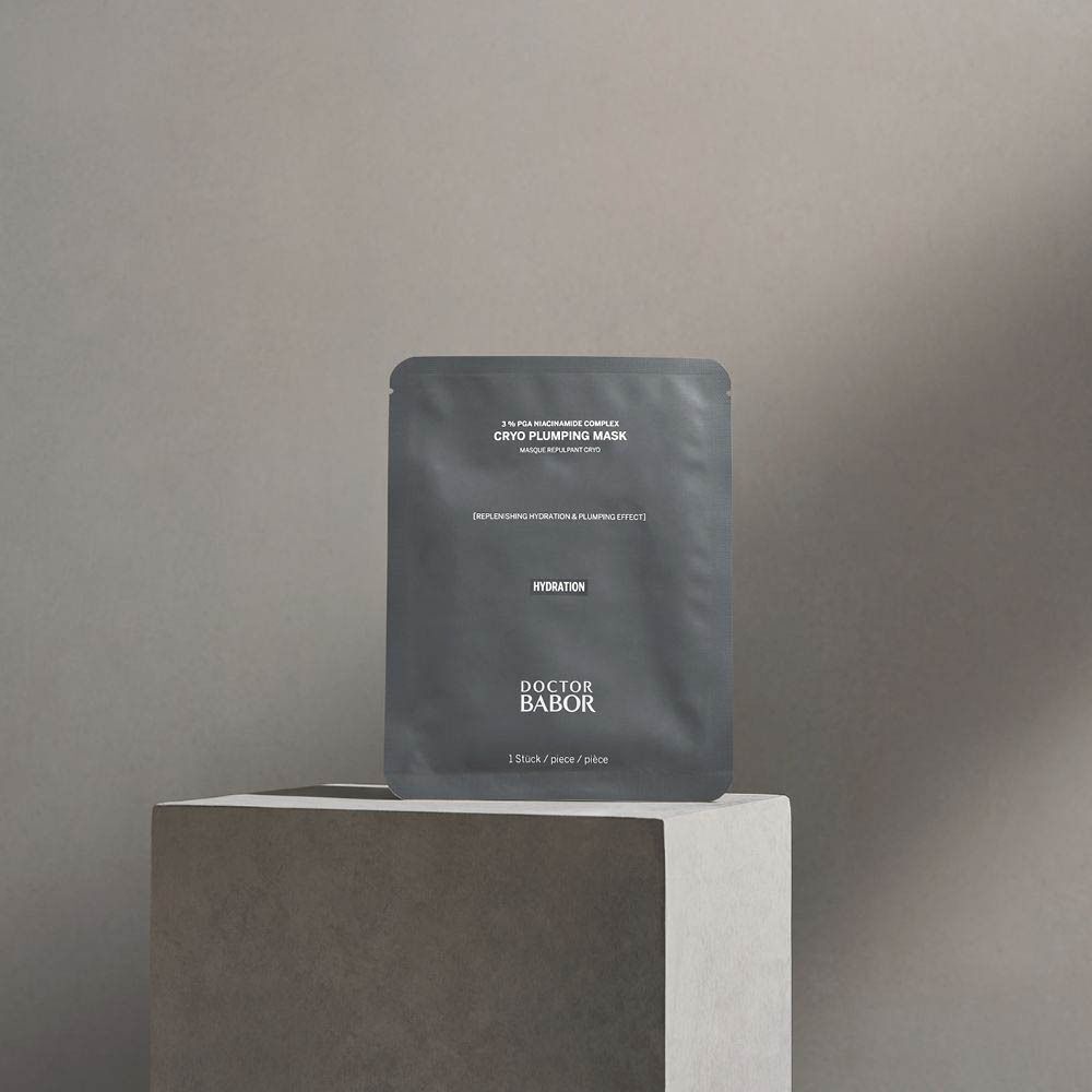 Doctor Babor Cryo Plumping Mask sachet individuel sur un socle. Contient un complexe de niacinamide à 3% pour l'hydratation et des effets repulpants.