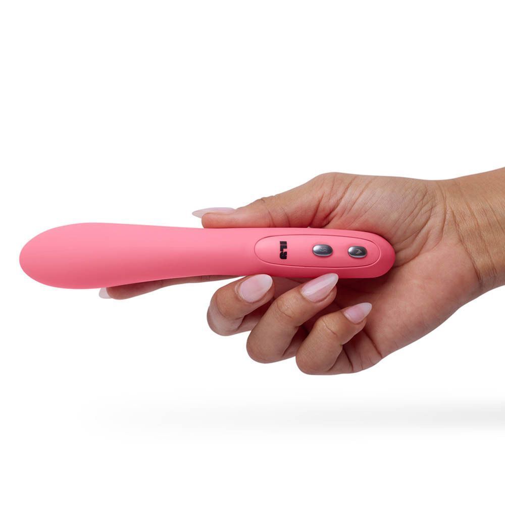 Hand houdt een roze gebogen vibrator met drie knoppen vast.