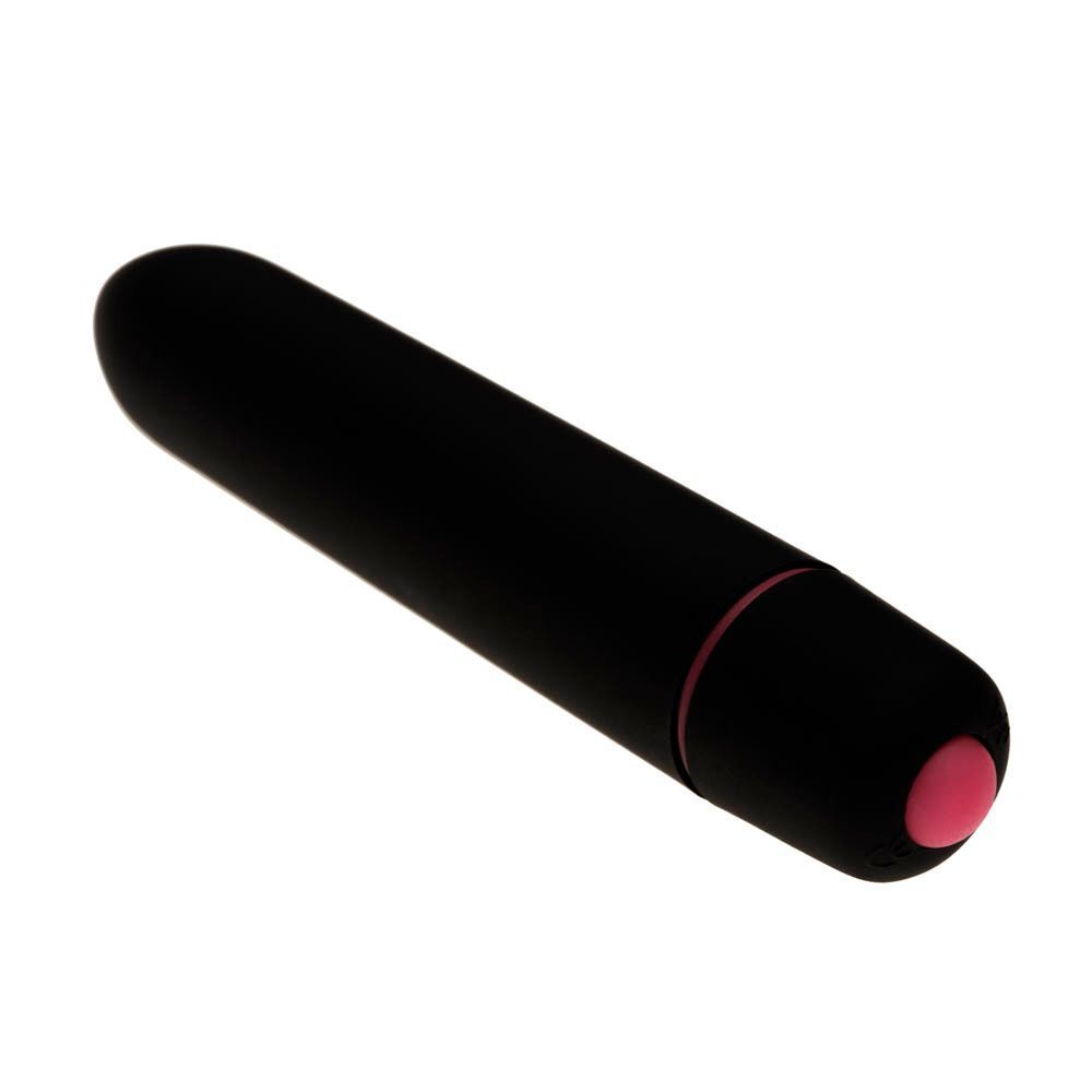 Zwarte vibrator met roze accenten en knop, vanuit een hoek getoond.