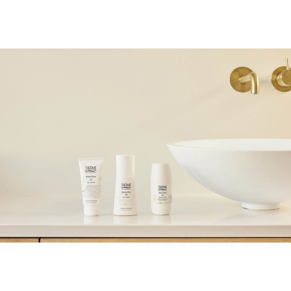 Drie Therme Extra Dry producten: Cream, Roll-On en Spray, op een plank.