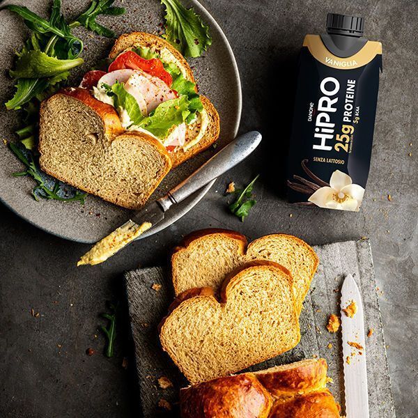 Danone HiPRO Drink Vanille met een sandwich en brood. Lactosevrij.
