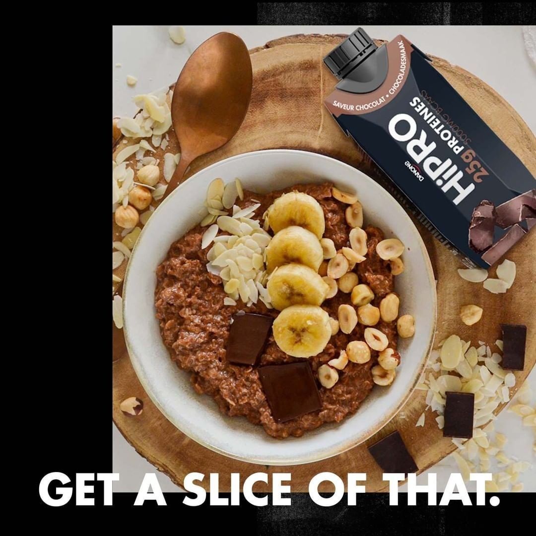 Danone HiPRO Drank Chocolade op een ontbijtbowl met bananen, noten en chocolade.