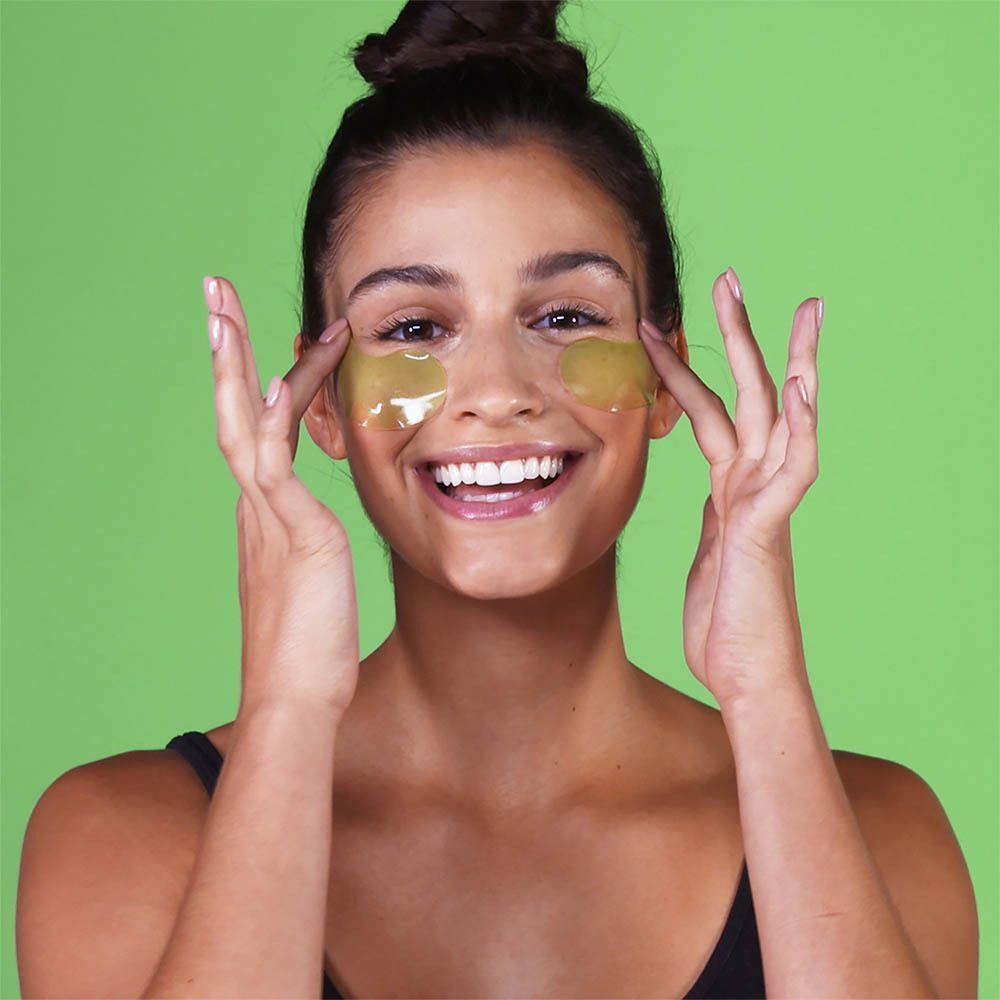 Une femme appliquant des patchs oculaires verts, Peter Thomas Roth.