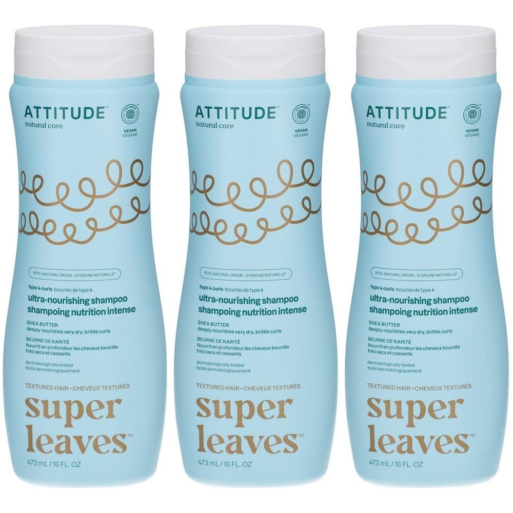 Drie lichtblauwe flessen Attitude Super leaves™ Ultra-nourishing Shampoo met witte dop en gouden krul.