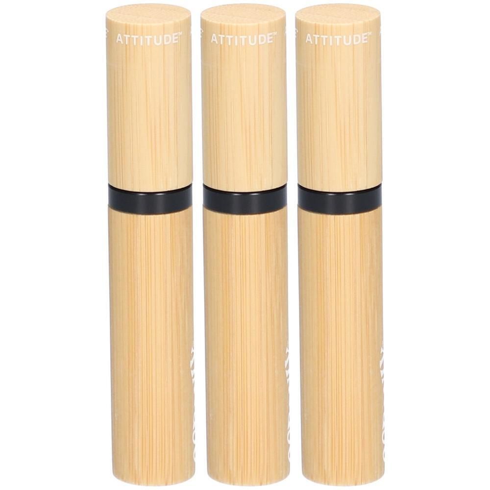 Drie ATTITUDE mascara serum flesjes van bamboe met zwarte accenten.