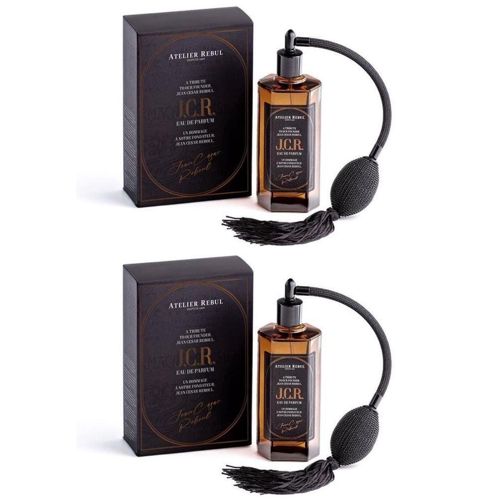 Atelier Rebul J.C.R. Eau de Parfum fles met zwarte spraybal en kwast, naast de bijpassende verpakking.