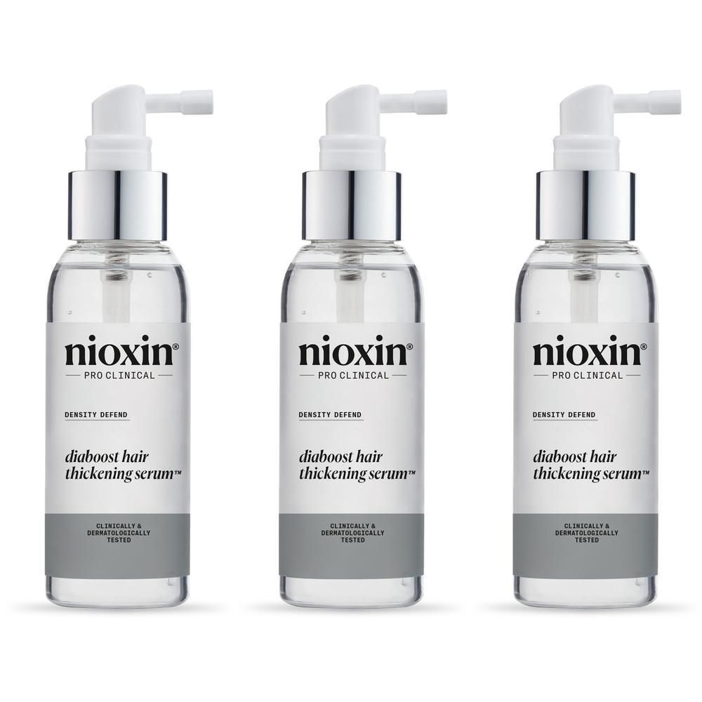 Trois flacons de spray Nioxin Diaboost pour épaissir les cheveux, avec applicateur spray.