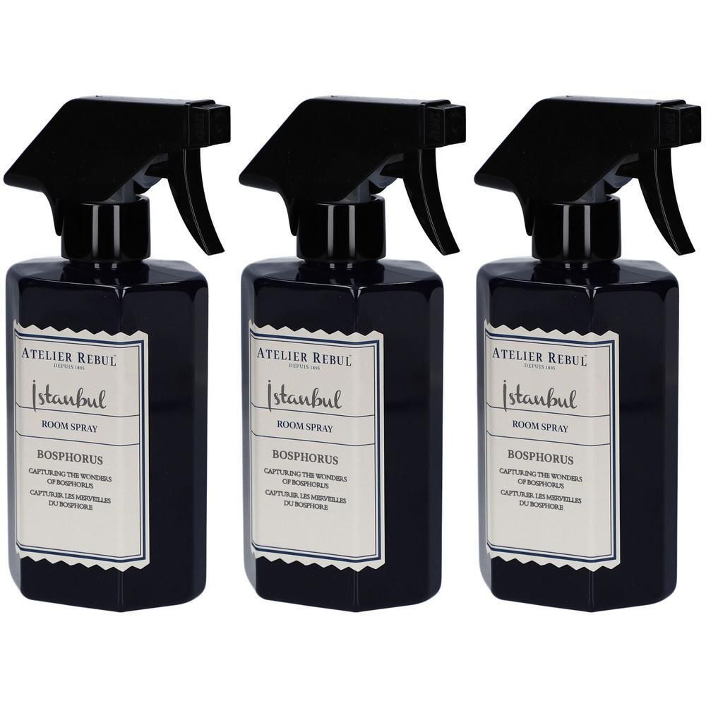 Trois flacons pulvérisateurs foncés avec tête de pulvérisation noire. Étiquette "Atelier Rebul Istanbul Room Spray Bosphorus".