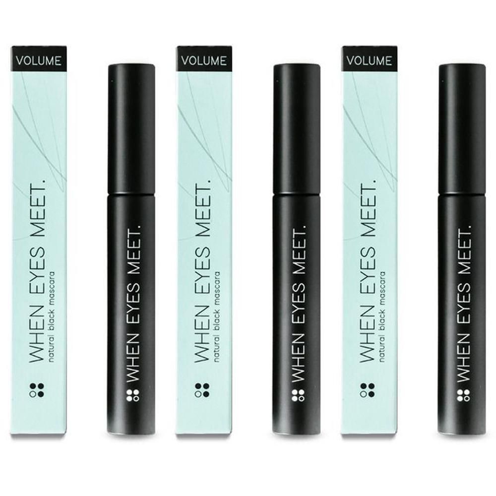 Trois tubes de mascara noirs avec leurs boîtes assorties. "WHEN EYES MEET. natural black mascara" est imprimé sur toutes les étiquettes.