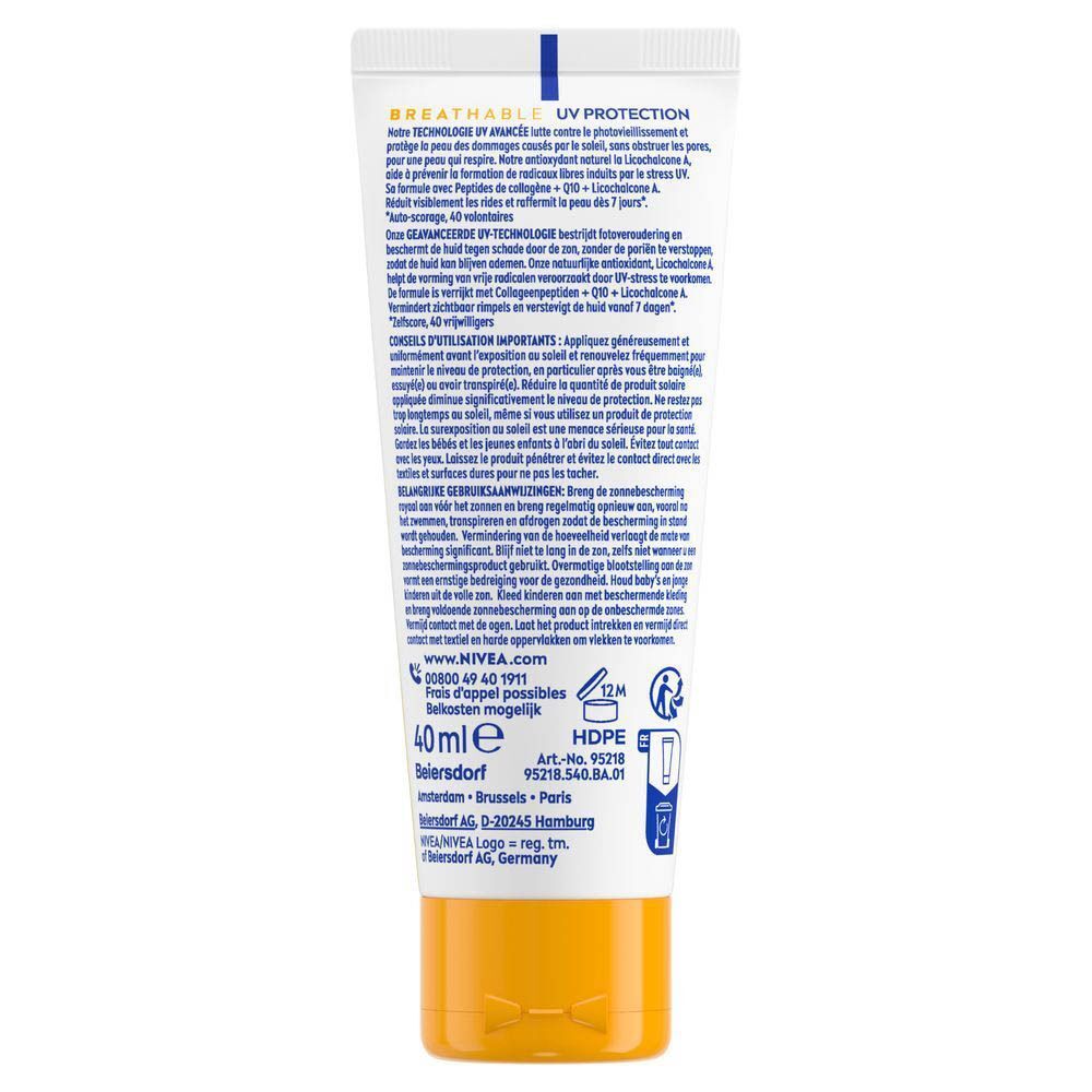 Vrouw met NIVEA SUN Gezicht Anti-Age SPF50 crème die rimpels vermindert.