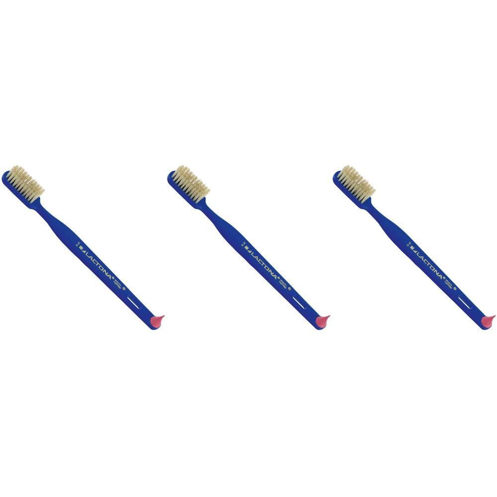 Trois brosses à dents bleues avec des poils beiges et des accents roses au bout du manche.