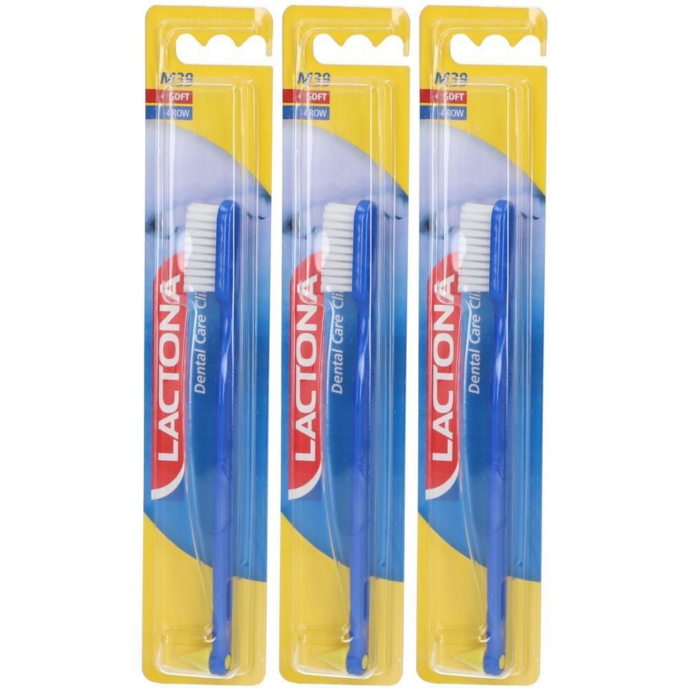 Drie Lactona M39 Souple tandenborstels in blisterverpakking. Blauwe handvatten, witte borstels.