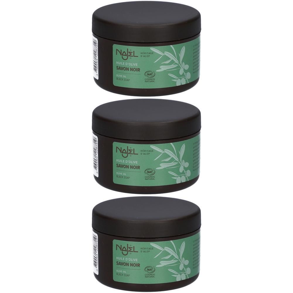 Drie Najel Zwarte Zeep met olijfolie in zwarte potjes met groene etiketten met olijftakken.