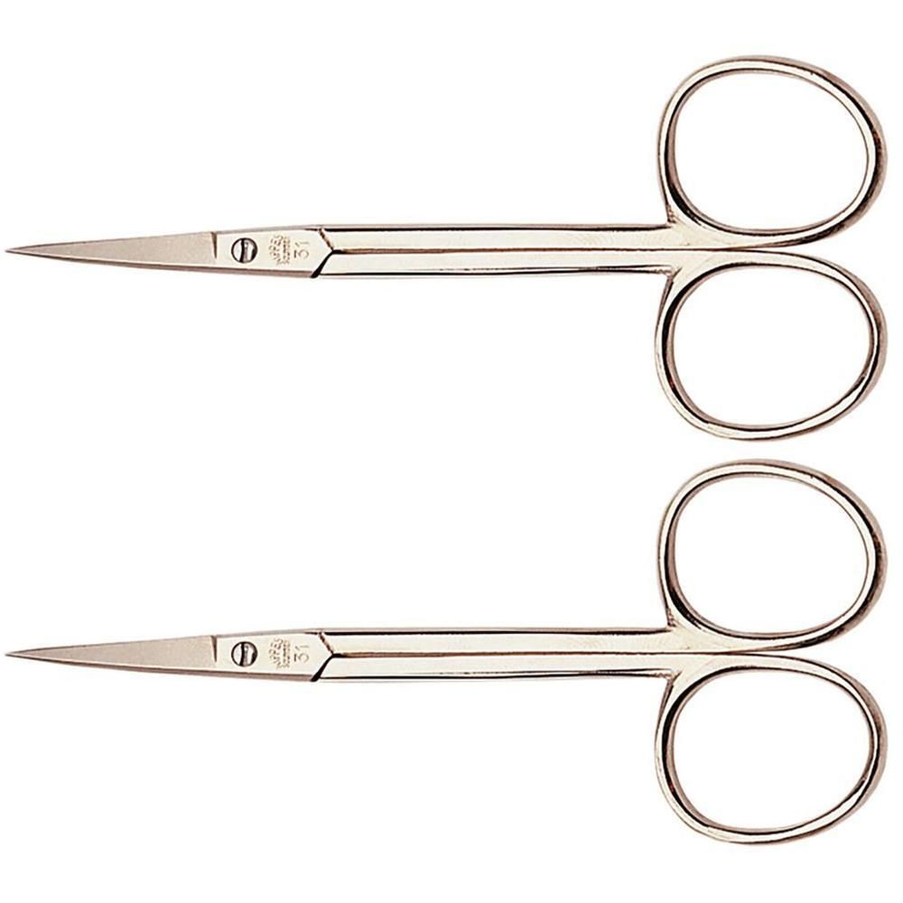 Twee scherpe, zilverkleurige nagelschaartjes met gebogen punten en twee vingerringen.