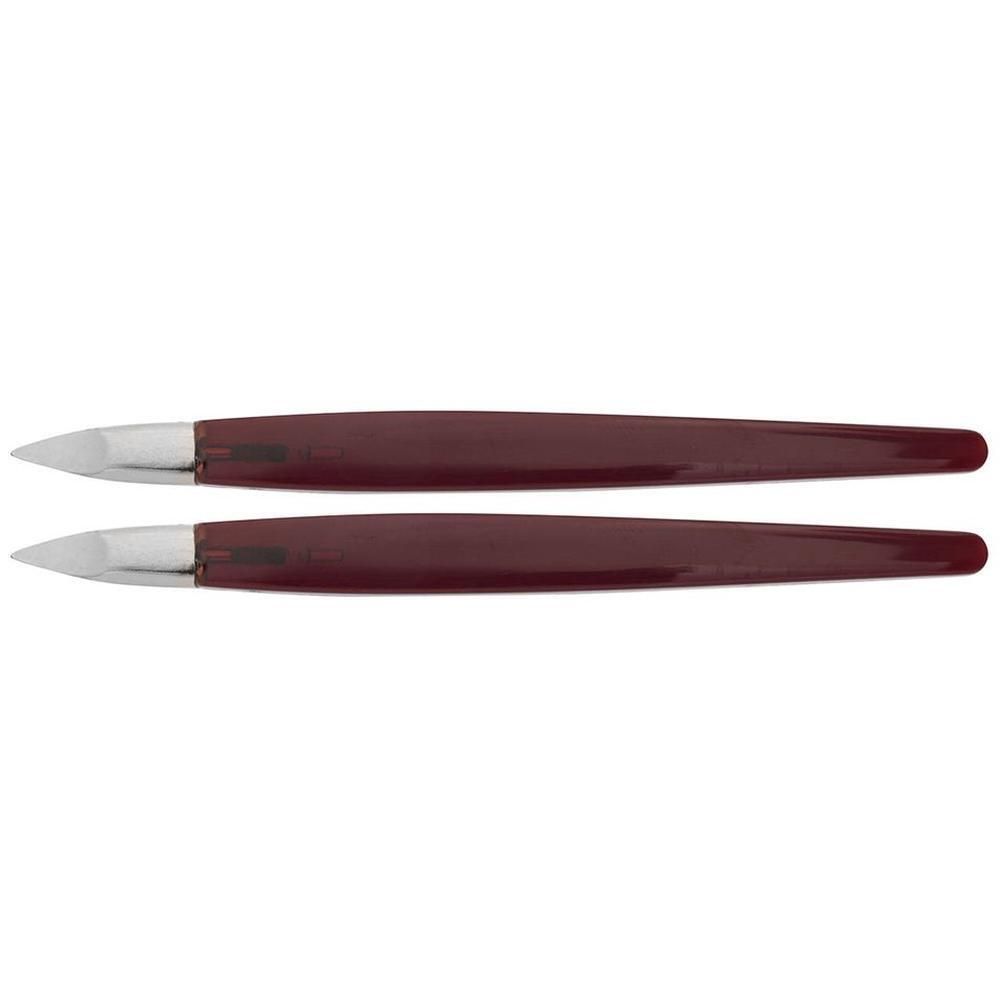 Deux instruments de soin des ongles bordeaux avec pointes argentées.