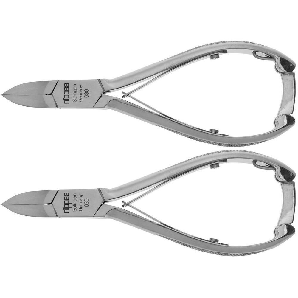 Twee gebogen metalen nagelknippers met puntige mesjes en gekartelde handgrepen.