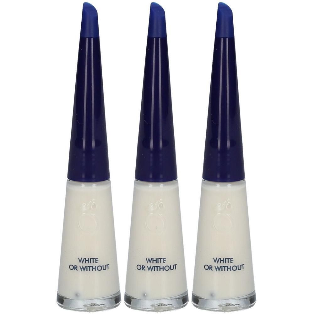 Drie flesjes witte nagellak met blauwe dopjes. Opschrift: WHITE OR WITHOUT.